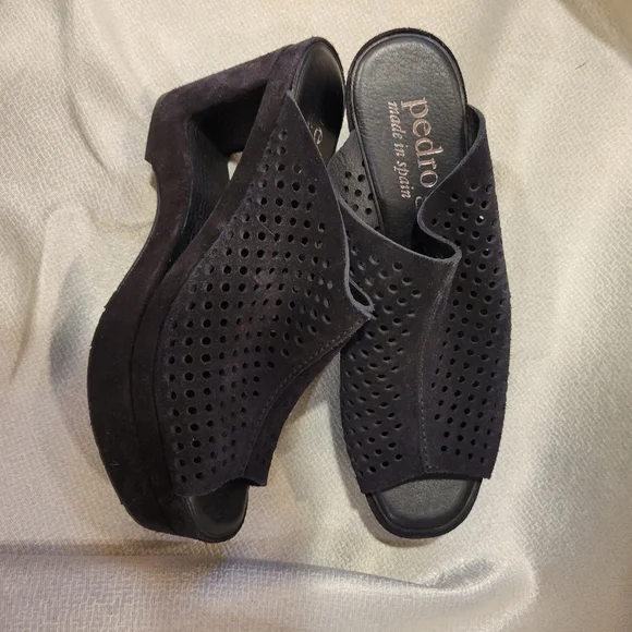 Sandals - Picture 2 of 3